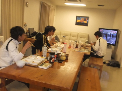5人でテレビ。