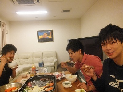 ３人。