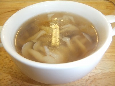 シメジと白菜のコンソメスープ。