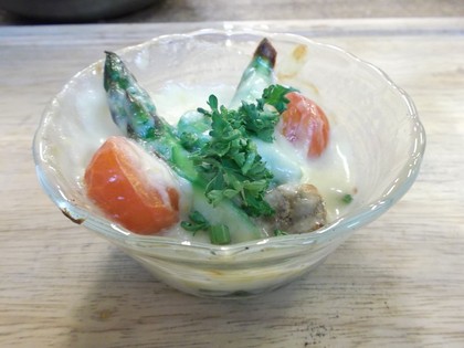アスパラとほうれん草とコーンのグラタン。