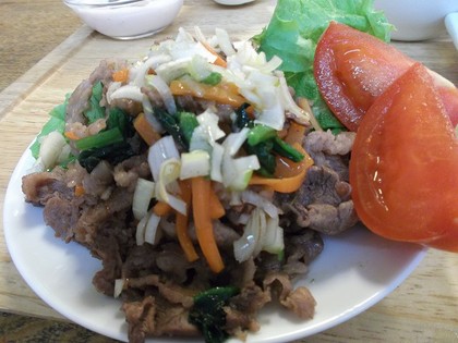 牛肉のニンニクネギゴマだれ。