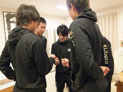 指スマ中。