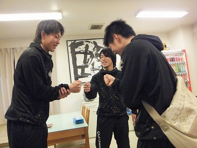 指スマ中。