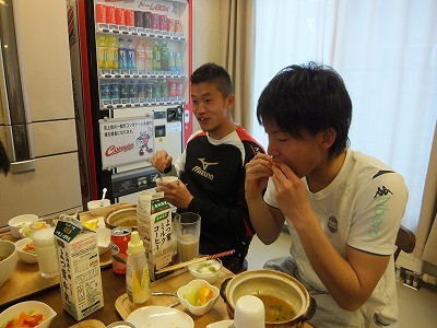 4人。
