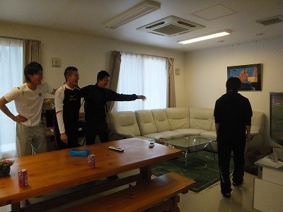 ３人。