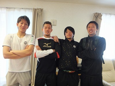 ４人。