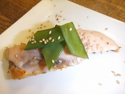 鮭ときぬさやとゴマのせ。