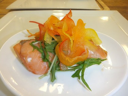 鮭と水菜とパプリカのせ。