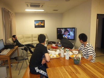 ４人。