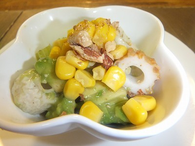 アボカドとセロリとちくわのうま塩和え。