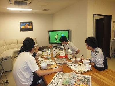 4人。