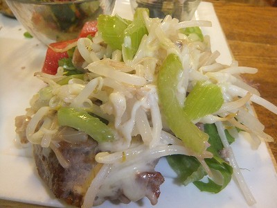 豚ロースとシャキシャキモヤシとセロリのチーズのせ。