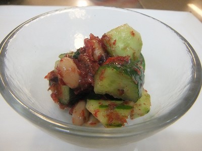 キュウリと大豆と梅クラゲの和え物。