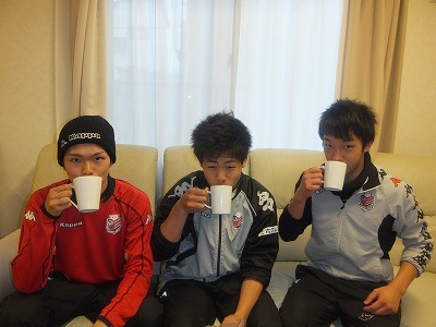 ３人。