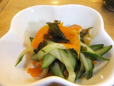 キュウリとワカメの酢の物。