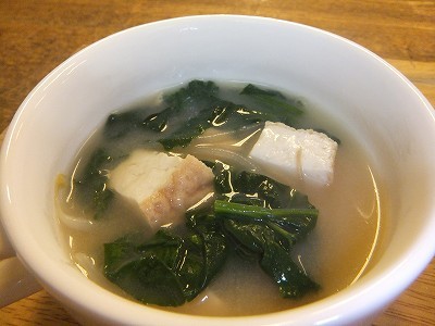 生厚揚げとほうれん草のお味噌汁。