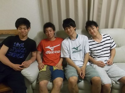 4人。