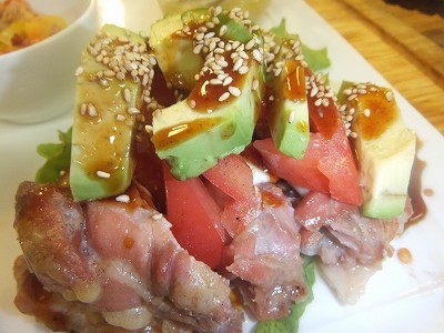 鶏もも肉のアボガドトマトバーべキューソース。