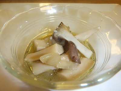 エリンギと玉ねぎのコンソメバジル煮。