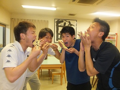 4人。