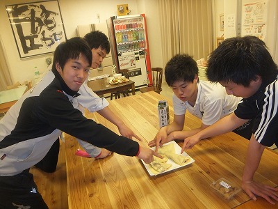 4人。