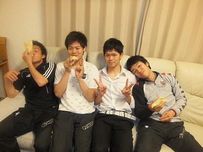 ４人。