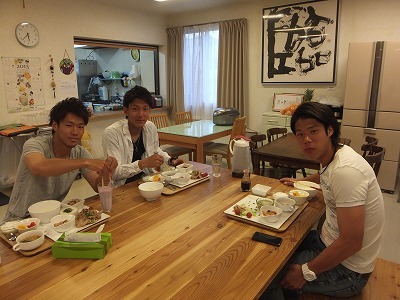 ３人。
