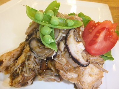 とりむね肉と玉ねぎとキノコの岩のりソテー。