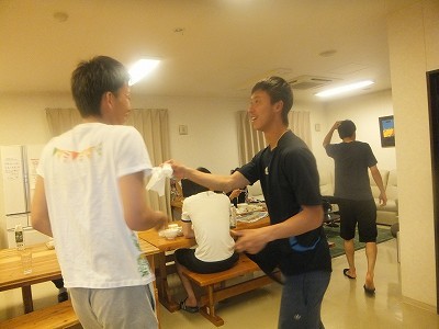 2人。