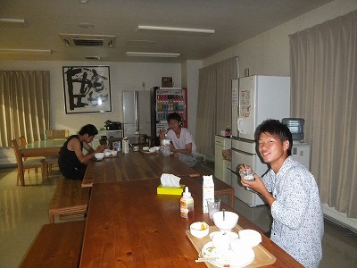 ３人。