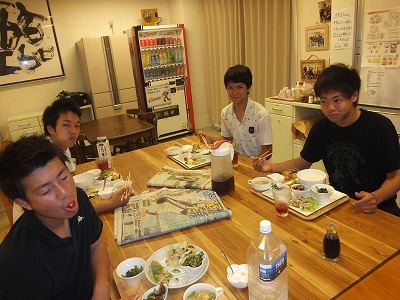 ４人。