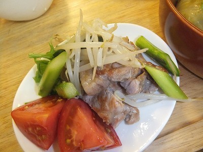 豚ロースのモヤシアスパラソテーのせ。