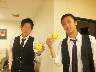 2人。