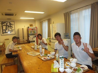 ４人。