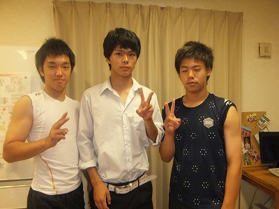3人。