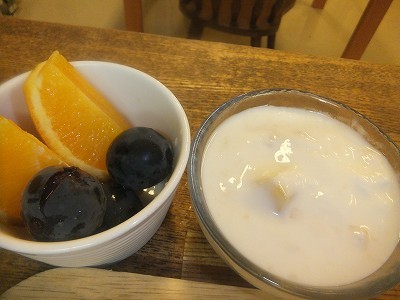 フルーツ。ヨーグルト。