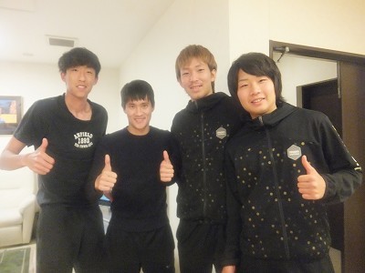 ４人。