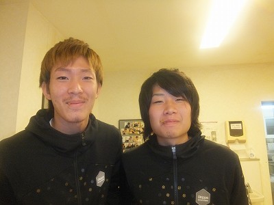 2人。
