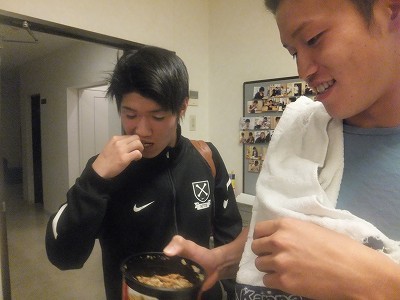 2人。