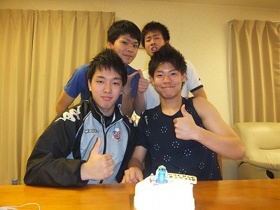 4人。