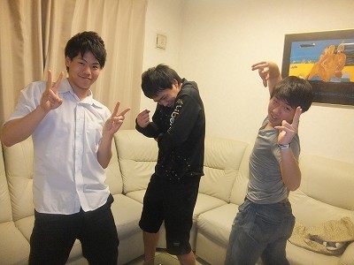3人。
