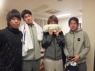 4人。
