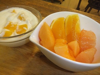 フルーツ。ヨーグルト。