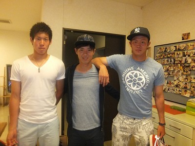 ３人。
