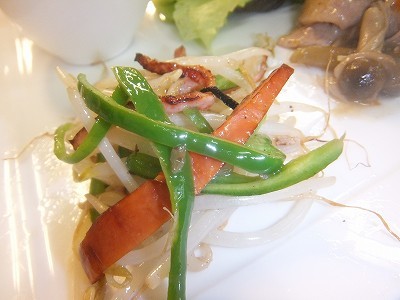 もやしとチャーシューの炒め物。