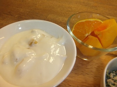 フルーツ。ヨーグルト。