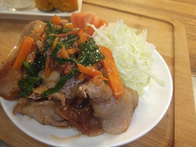 豚ロースとほうれん草と人参の味噌トマトソース。