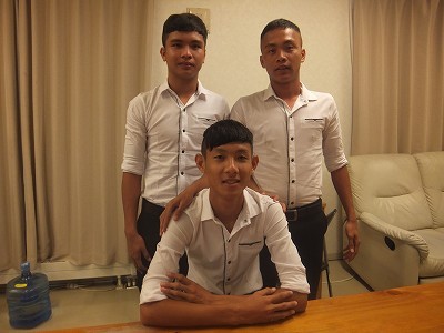 ３人。