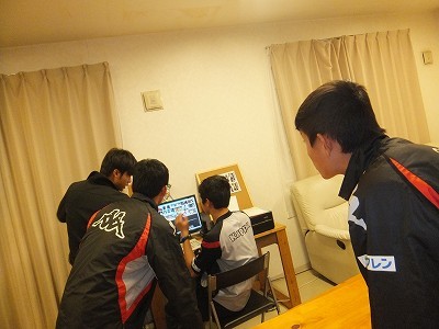 4人。