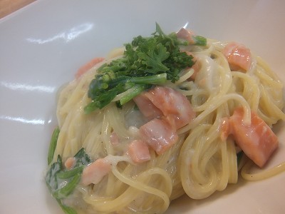 スモークサーモンとほうれん草のクリームパスタ。